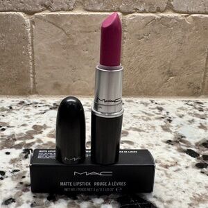 ✨👄 MAC Cosmetics Matte Lipstick Invite Intrigue 💄✨